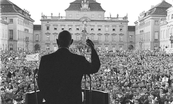 Charles de Gaulle im Innenhof von Schloss Ludwigsburg