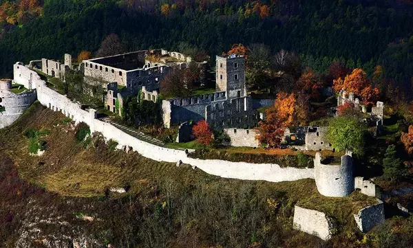 Luftansicht der Festungsruine Hohentwiel