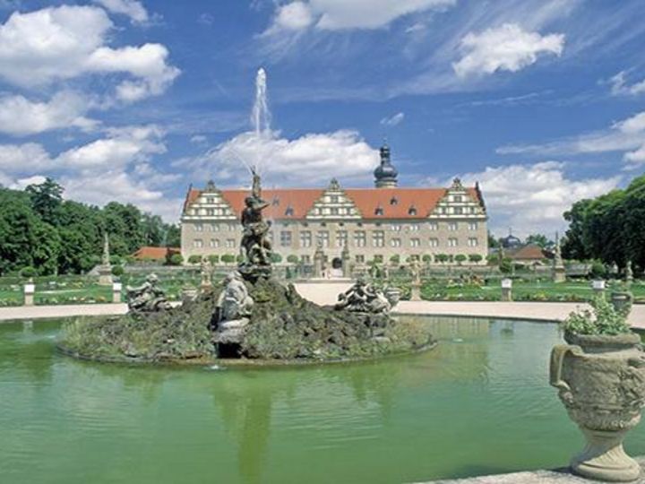 Schloss und Schlossgarten Weikersheim, Herkulesbrunnen vor Schloss