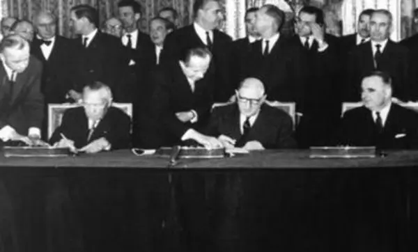 Charles de Gaulle und Konrad Adenauer unterzeichnen den Élysée-Vertrag