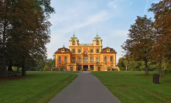 Schloss Favorite von Süden am Ende der Hauptachse