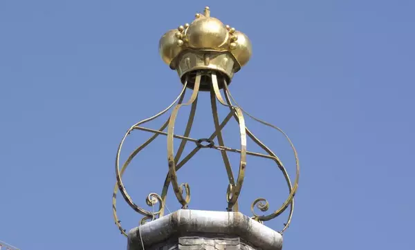Dachspitze mit goldener Krone von Schloss Bruchsal