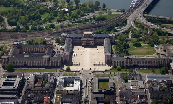 Luftansicht von Schloss Mannheim